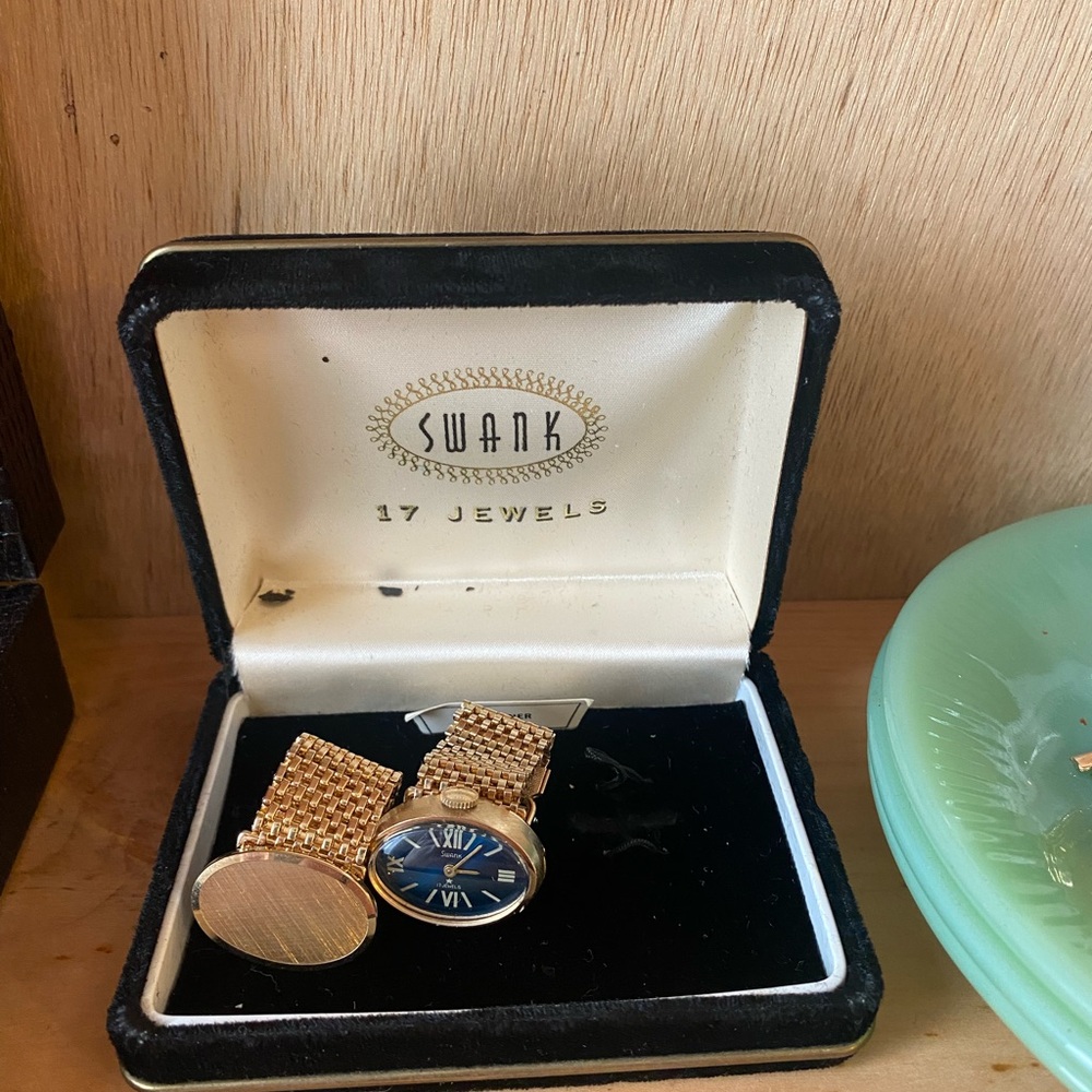 SWANK Gold Cufflinks Set - Picture 7 of 7